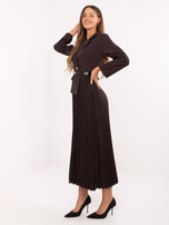 Czekoladowa elegancka sukienka z paskiem