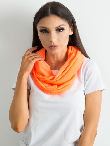 Fluo orangefarbener Schal.