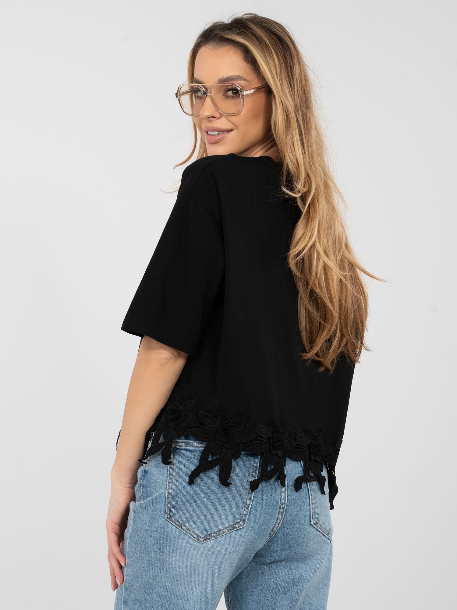 Czarna bluzka oversize z kwiatową aplikacją 