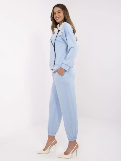 Jasnoniebieski damski komplet z kwiatową aplikacją