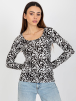 Hurtownia Biało-czarna dopasowana bluzka we wzory
