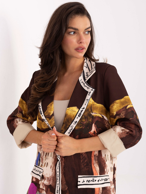 Brązowa damska marynarka z zapięciem na guzik