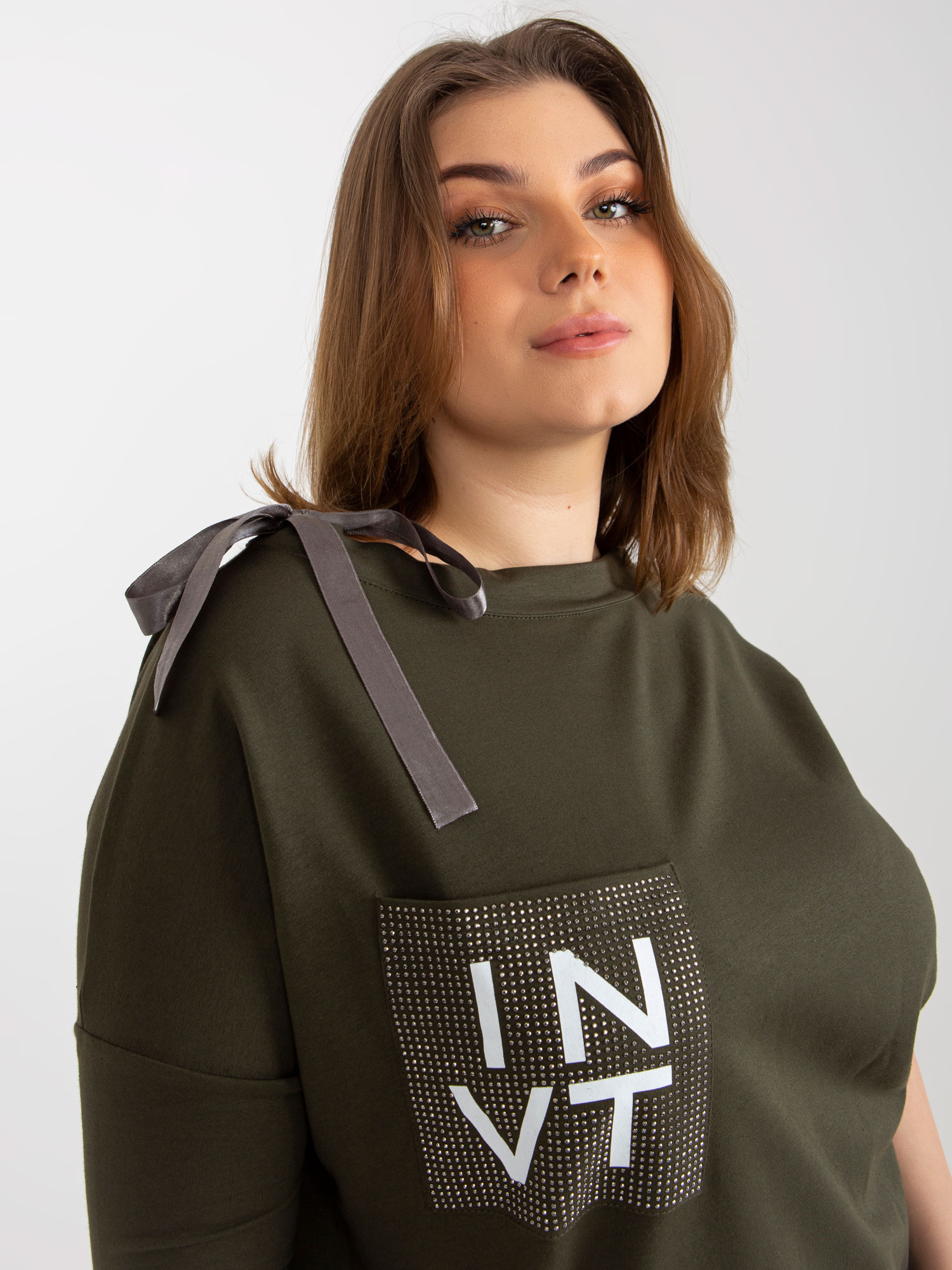 Khaki bluzka plus size z aplikacją i wiązaniem
