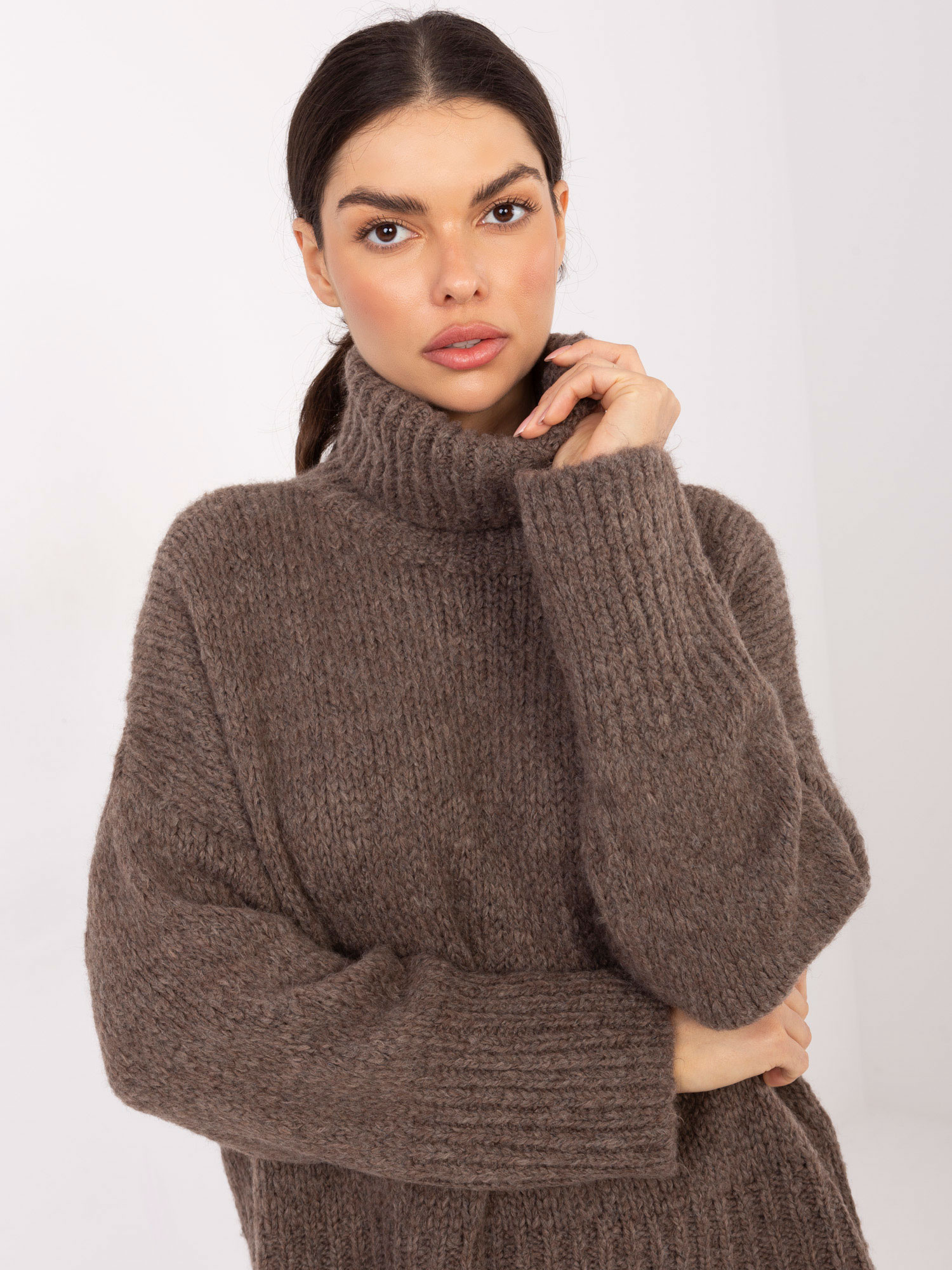 Sweter ciemny bezowy