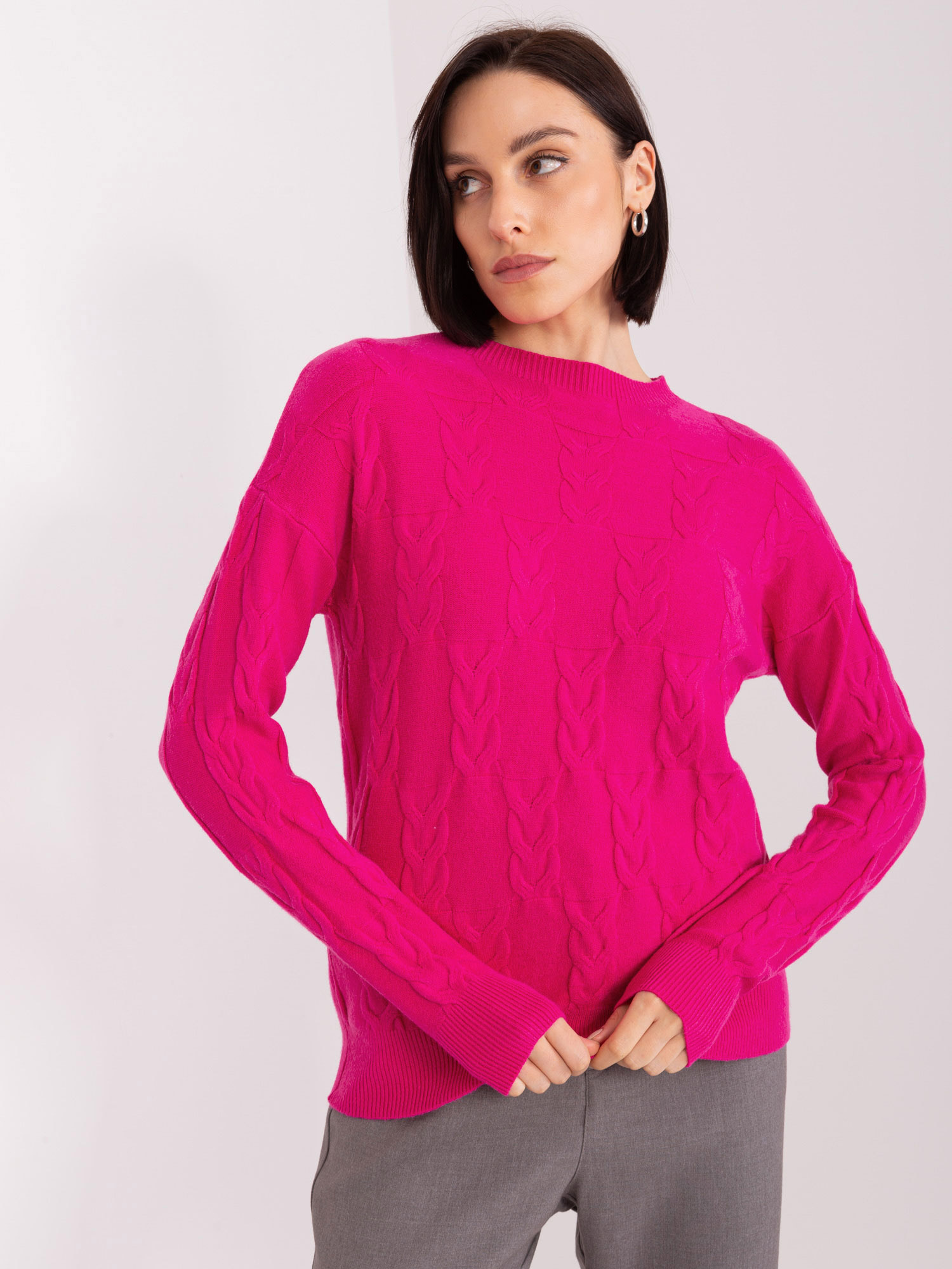 Hurtownia Fuksjowy dzianinowy sweter z warkoczami