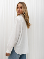 Weiße Baumwollbluse im Boho-Stil mit Stehkragen.