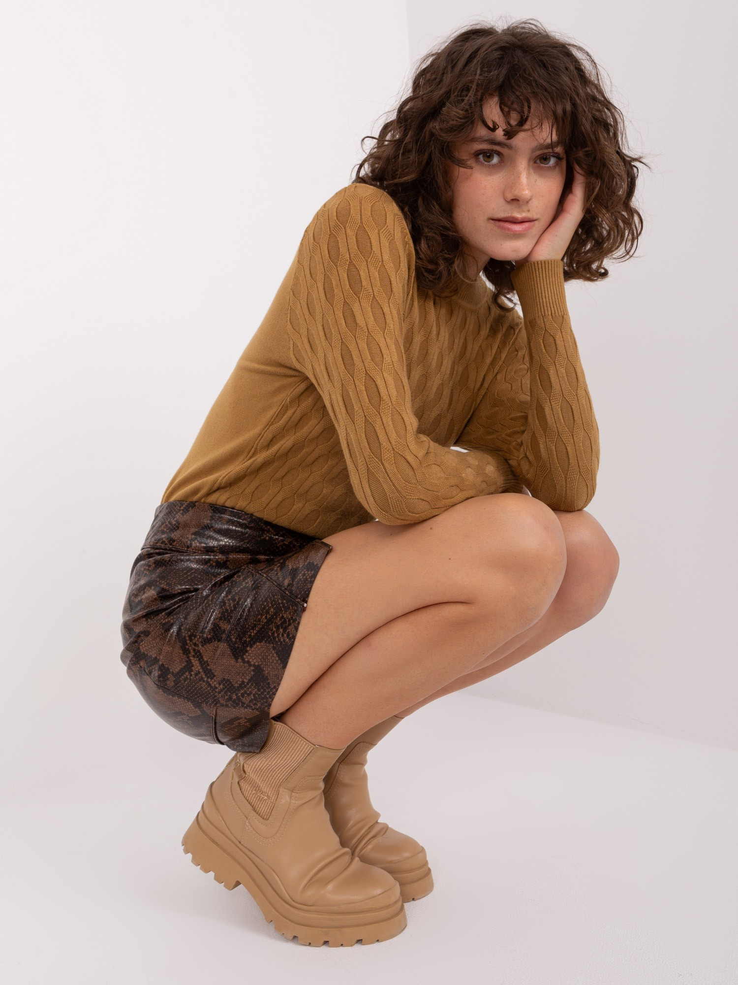 Camelowy sweter klasyczny we wzory