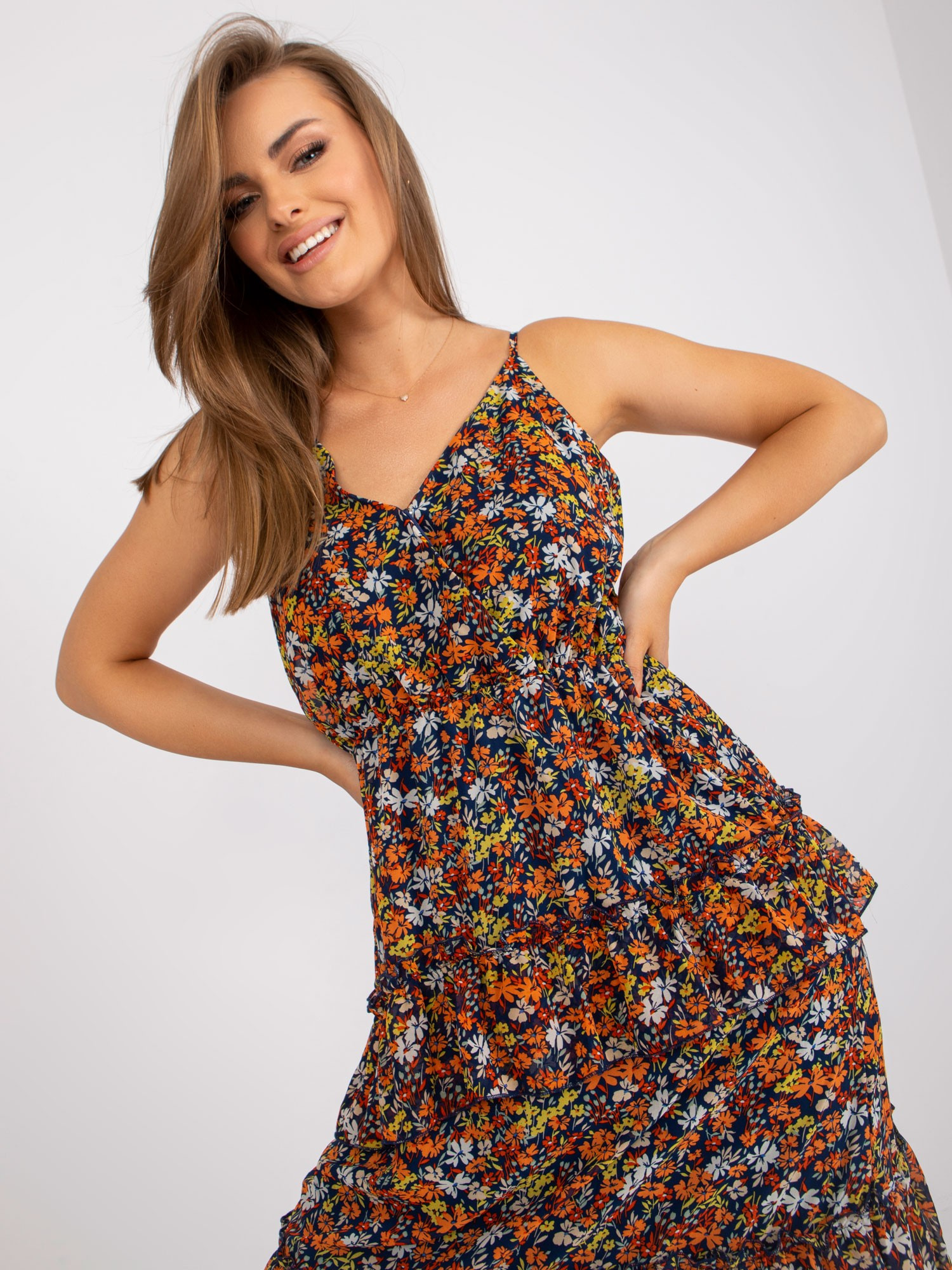 Dunkelblares Maxikleid mit Blumen und Trägern.