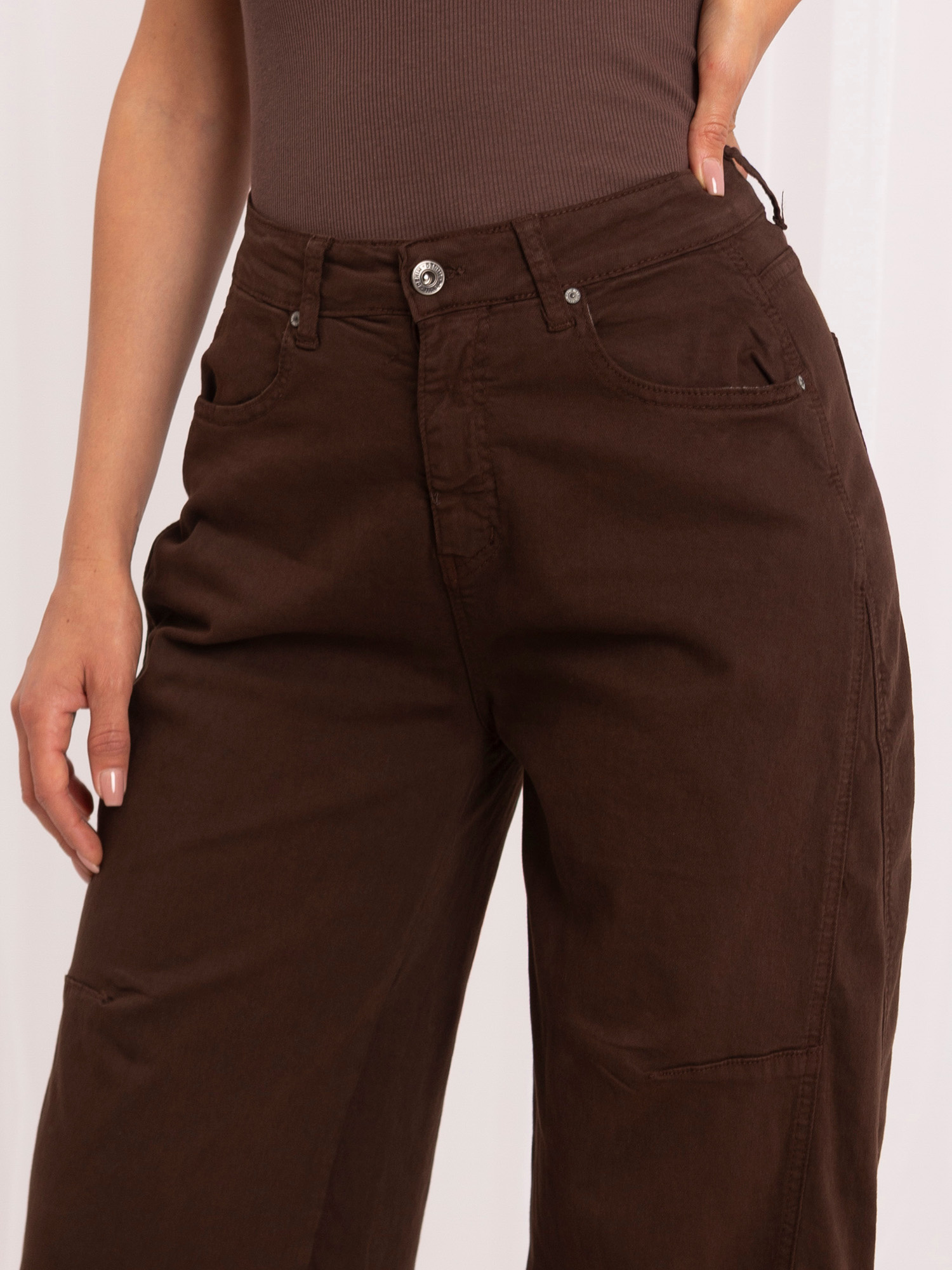 Hnědé dámské džíny wide leg.