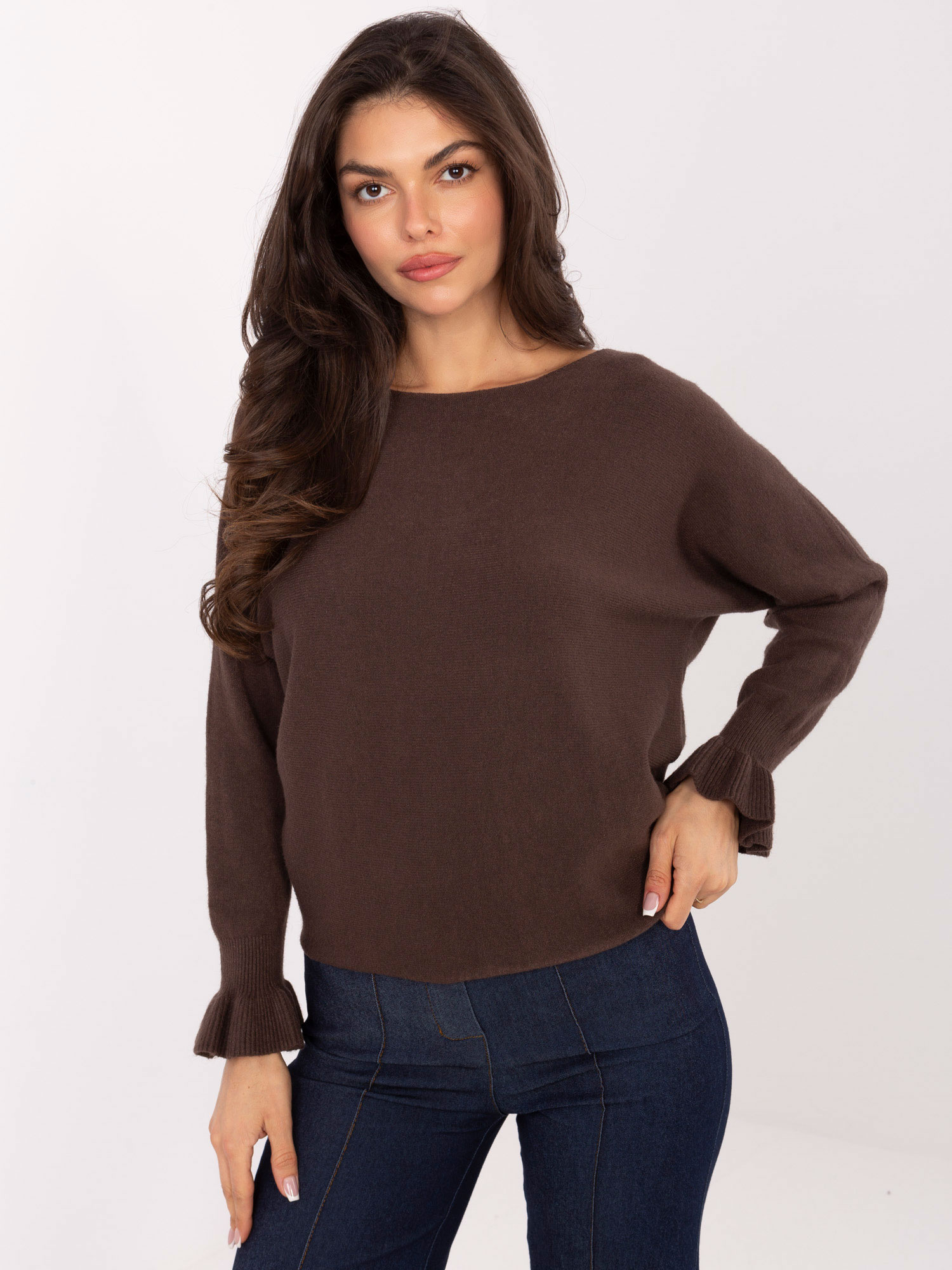 Dunkelbrauner Damenpullover mit rundem Ausschnitt.