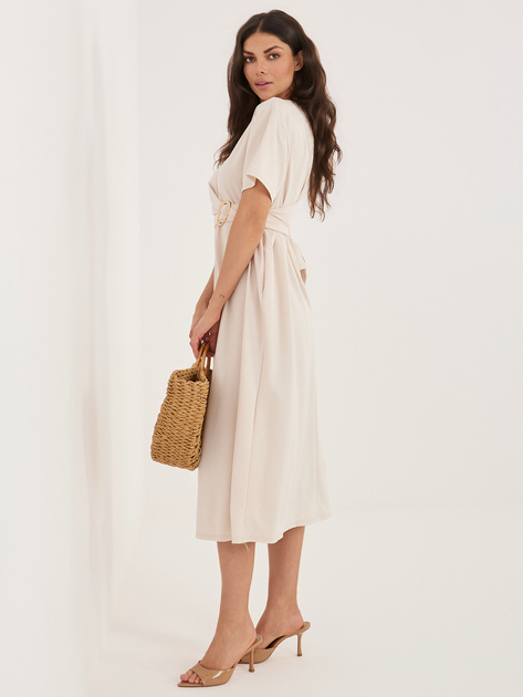 Jasnobeżowa letnia sukienka z ozdobnym detalem
