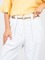 Białe jeansy z materiałowym paskiem RUE PARIS 