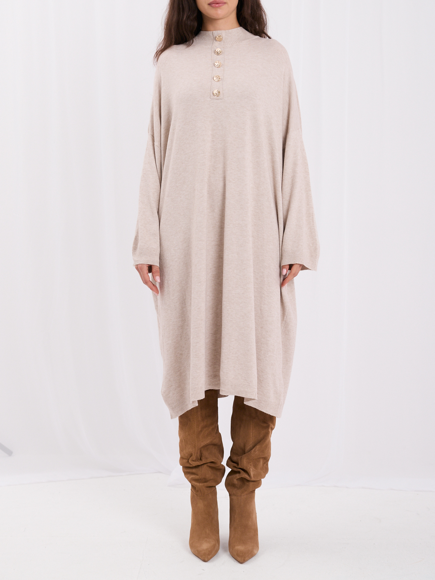 Beige Strickkleid Midi im Oversize-Schnitt.