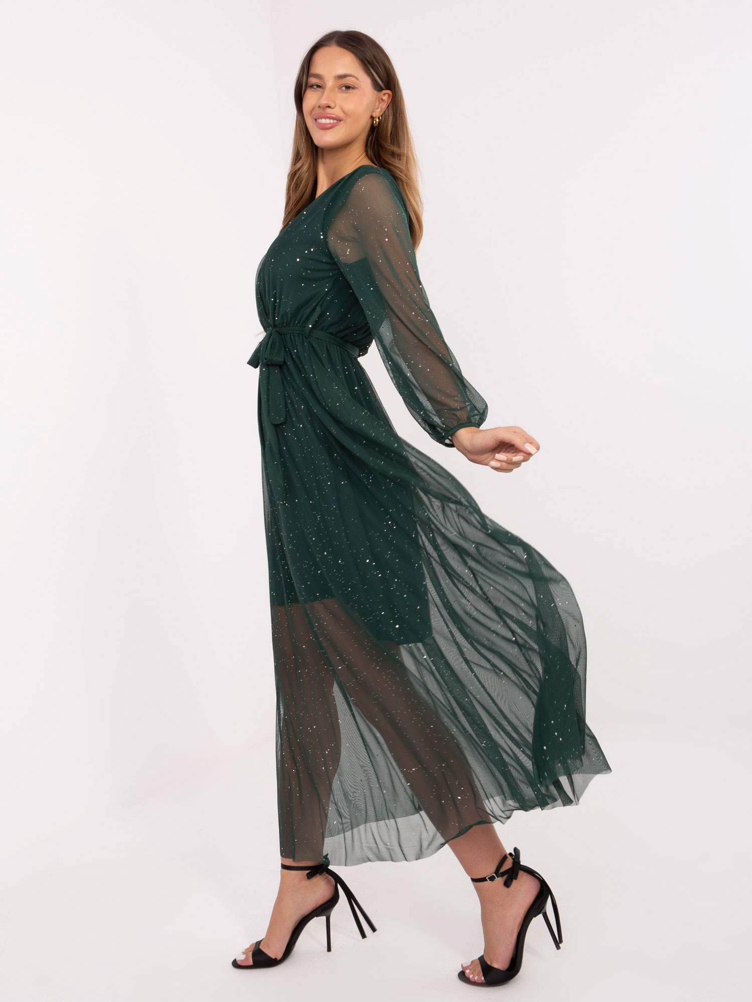 Dunkelgrünes Abendkleid aus Netzstoff.