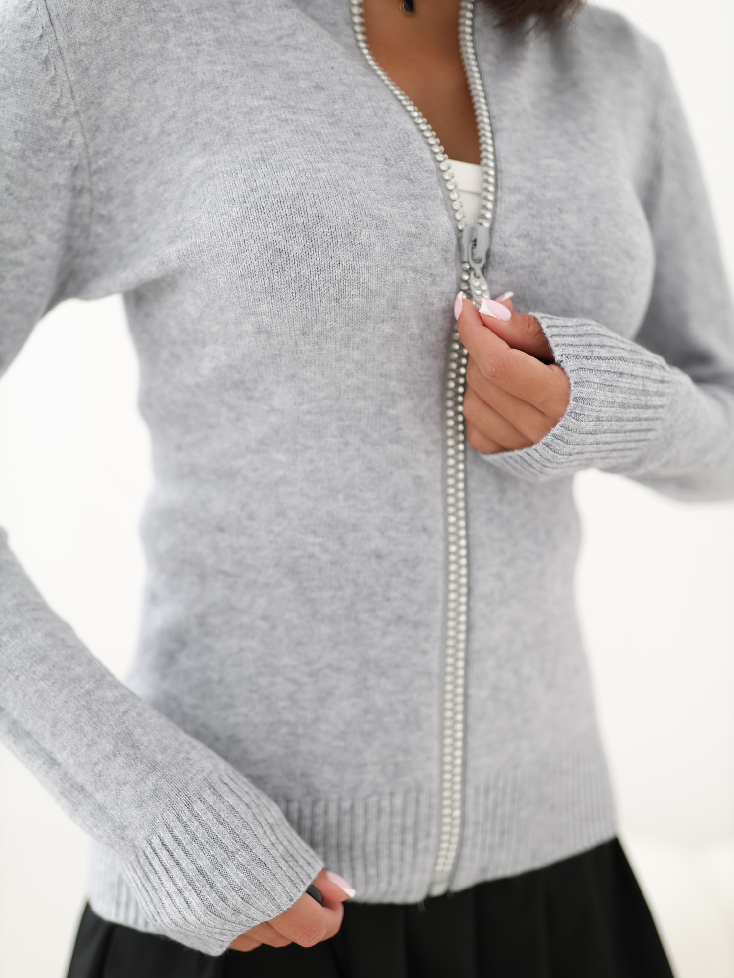Grau eleganter Pullover mit dekorativem Reißverschluss.