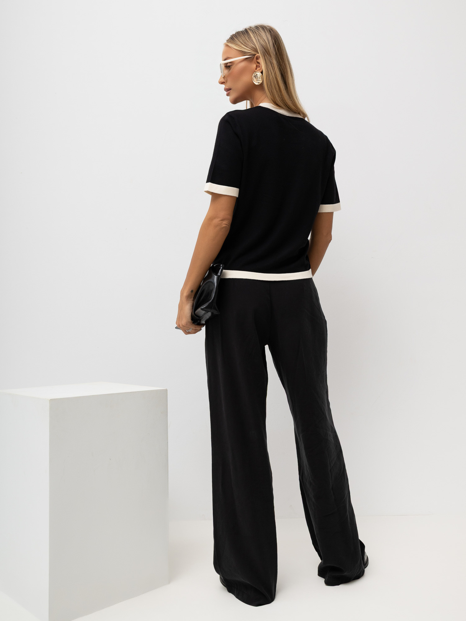 Schwarzer eleganter Pullover mit Applikation.