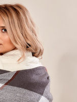 Bordowy szal z dzianiny