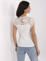 Biała dopasowana bluzka z koronką 