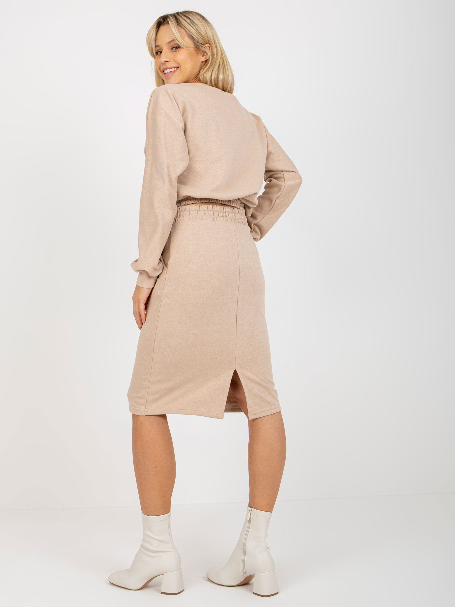 Wholesale Beige casual basic set with a short sweatshirt.