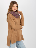 Dunkelbeige-lila Winter-Schal mit Mustern.