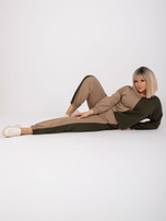 Tmavě béžový-khaki komplet teplákový plus size bez kapuce Amishi.