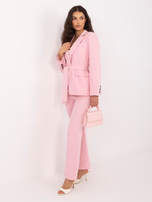 Jasnoróżowy damski garnitur z wiązanym paskiem