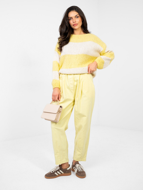 Pastelowy żółty sweter oversize w paski