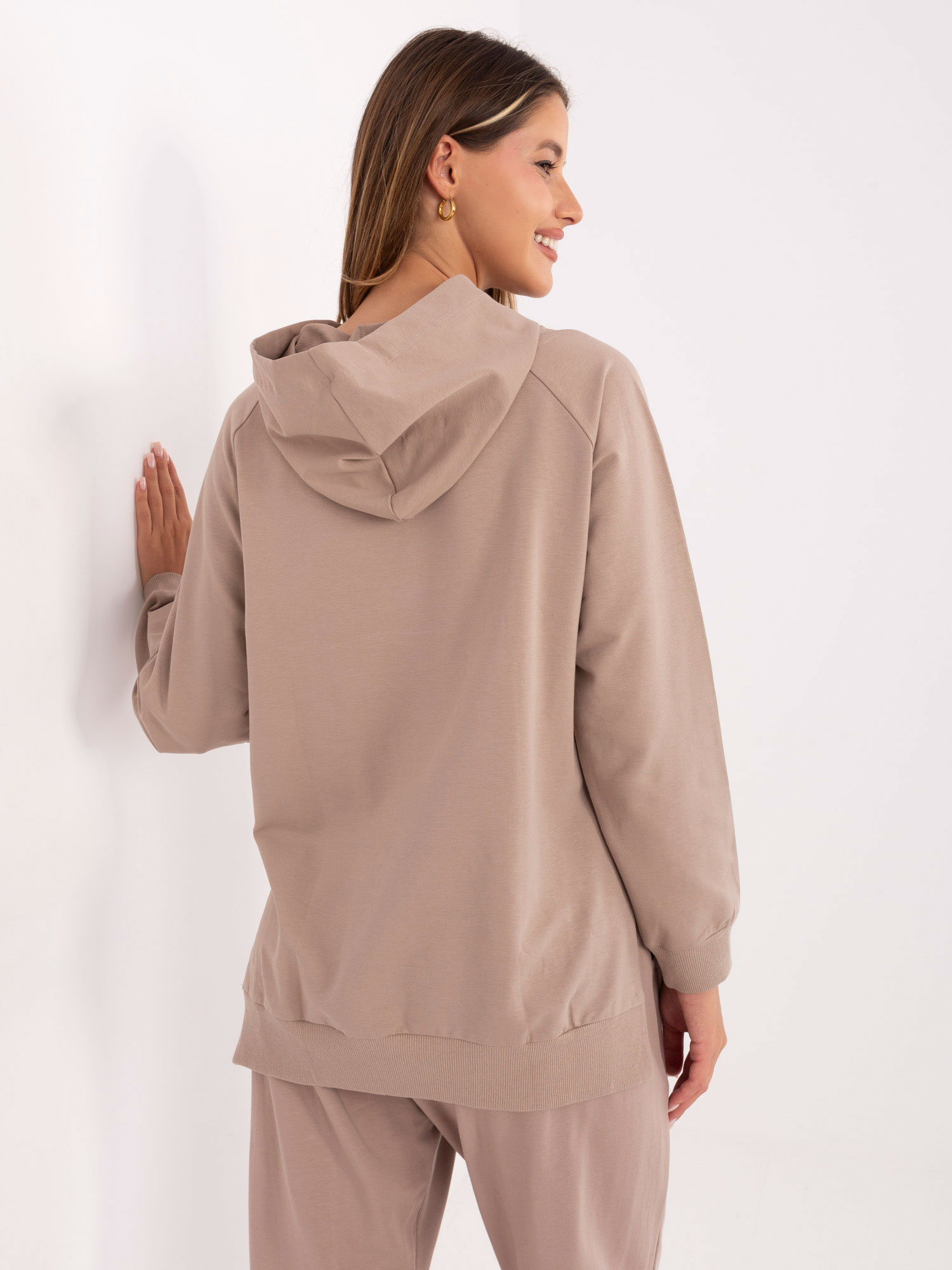 Tmavě béžová basic mikina oversize.