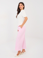 Jasnoróżowe jeansowe spodnie od kompletu 