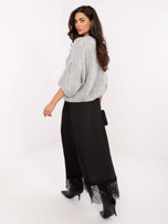 Jasnoszary damski sweter boucle z rękawem 3/4