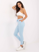 Jasnoniebieskie dresowe spodnie basic z kieszeniami Shaila