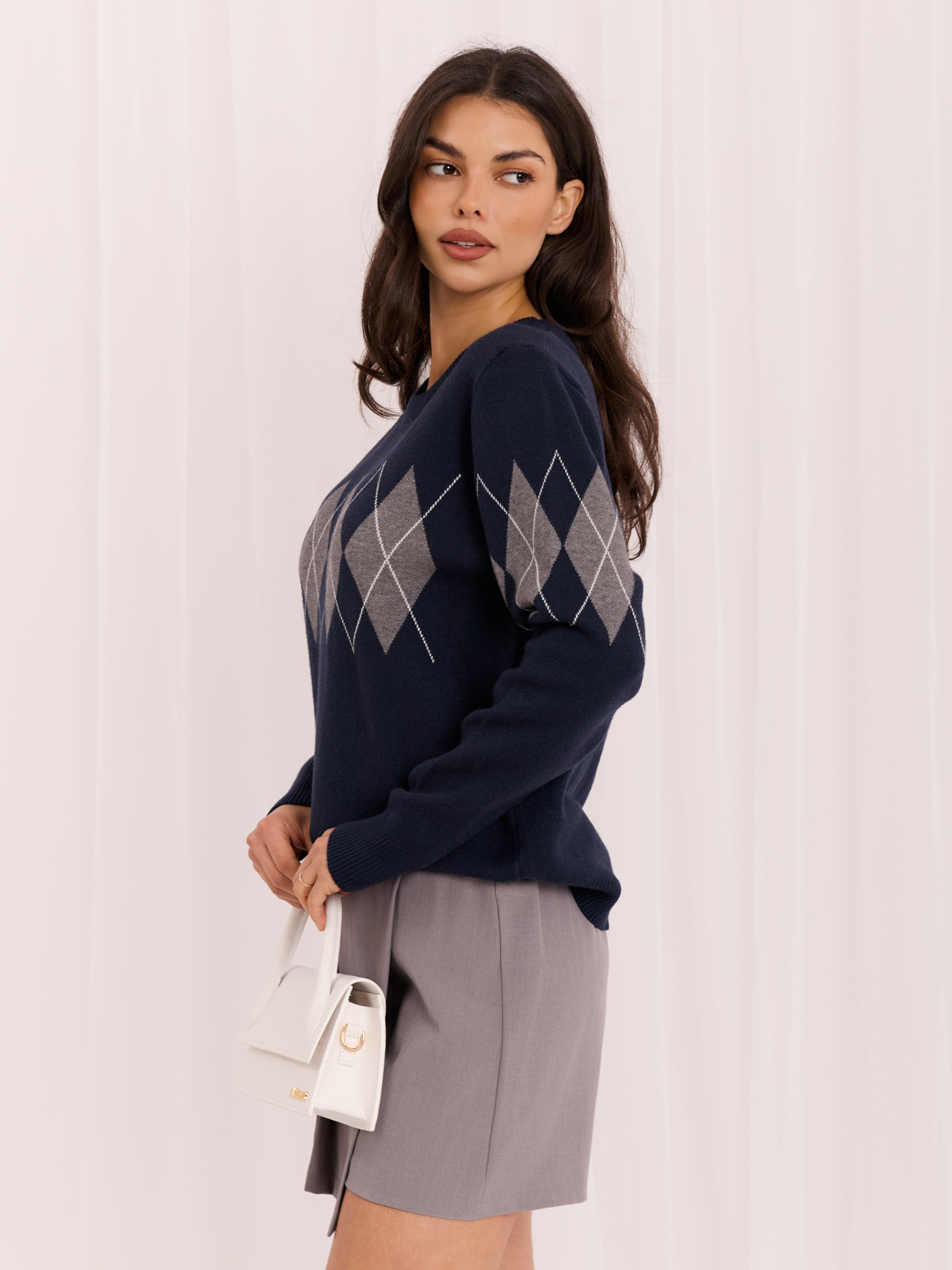 Granatowy damski sweter w geometryczny wzór