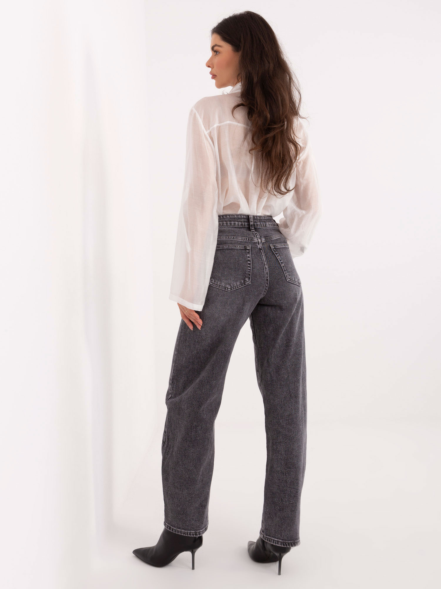 Dunkelgraue Jeans-Ballon-Hosen.