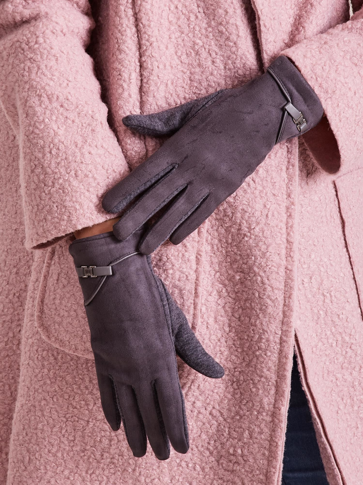 Dunkelgraue elegante Damenhandschuhe.