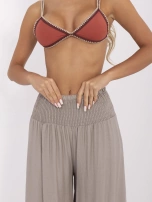 Dunkelbeige Damenhose mit weitem Bein.