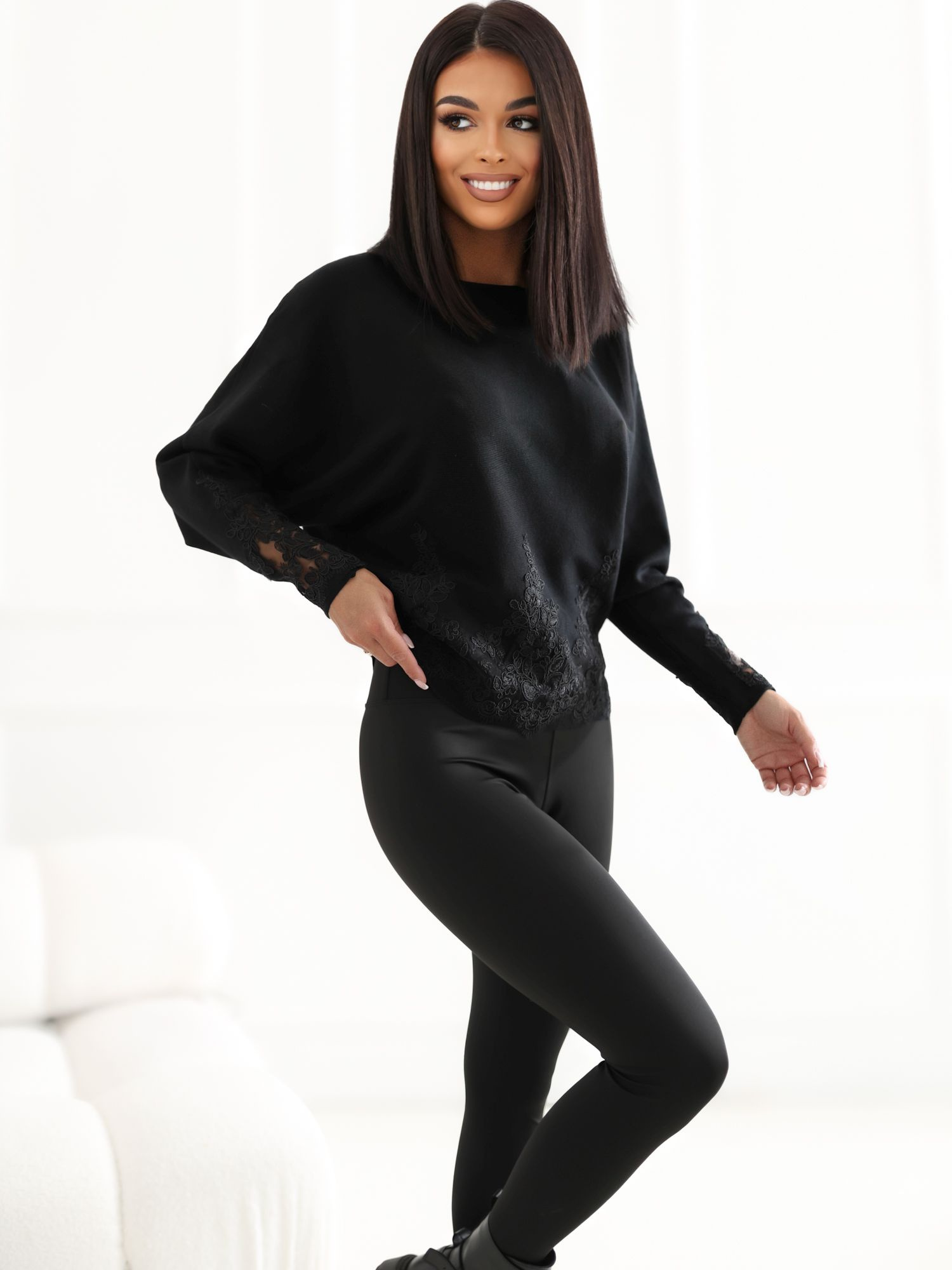 Schwarzer eleganter Pullover im Fledermauschnitt.