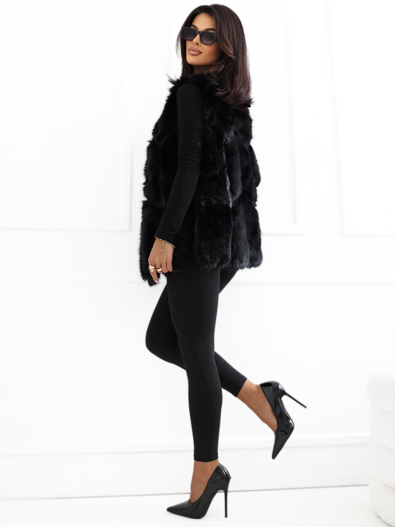 Hurt Black women's vest made of eco-fur.