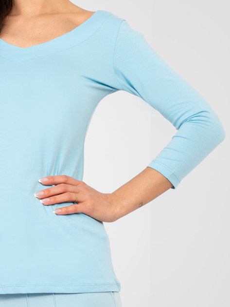 Pastelowa niebeska bluzka basic z dekoltem V RUE PARIS