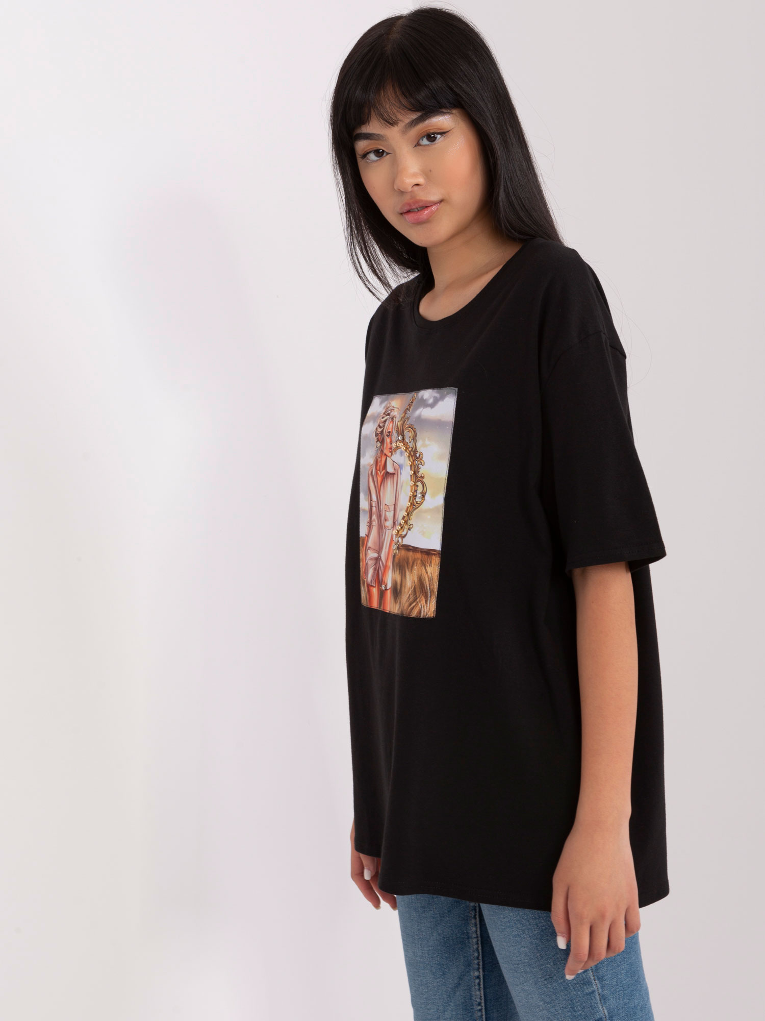 Czarny t-shirt z nadrukiem i aplikacją