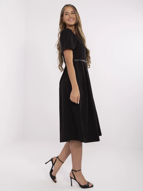 Czarna elegancka sukienka z cienkim paskiem