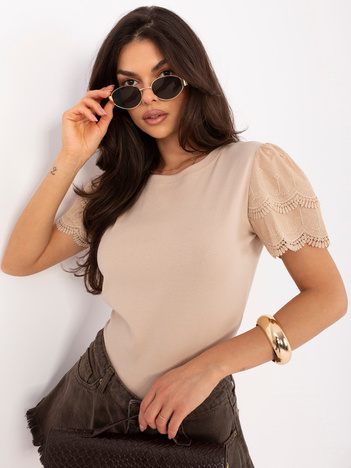 Ciemnobeżowa bluzka z ażurowym wykończeniem na rękawach