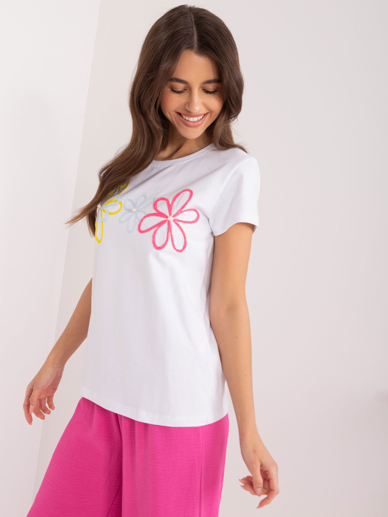 Hurt Weißes T-Shirt mit Applikation und Perlen BASIC FEEL GOOD.