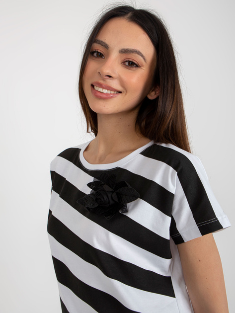 Hurt Biało-czarna damska bluzka w paski z kwiatem