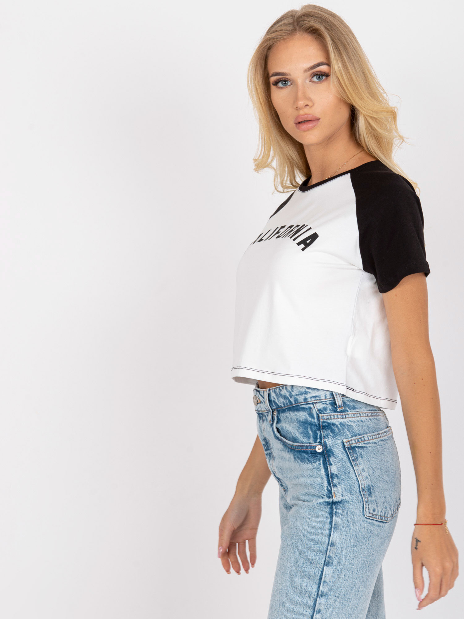 Biało-czarny t-shirt z nadrukiem i okrągłym dekoltem 