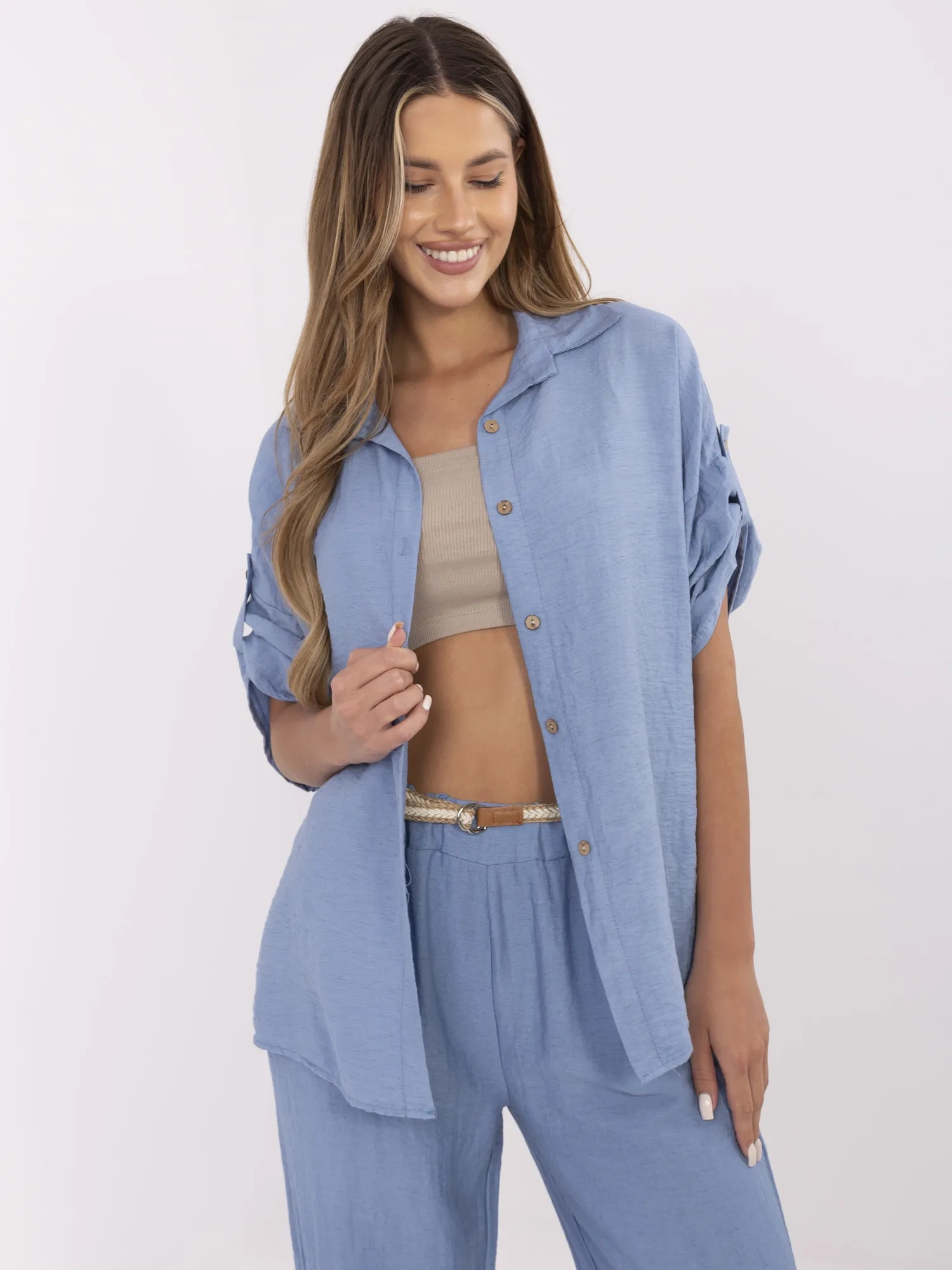 Blaue Leinenhemd mit Reißverschluss.