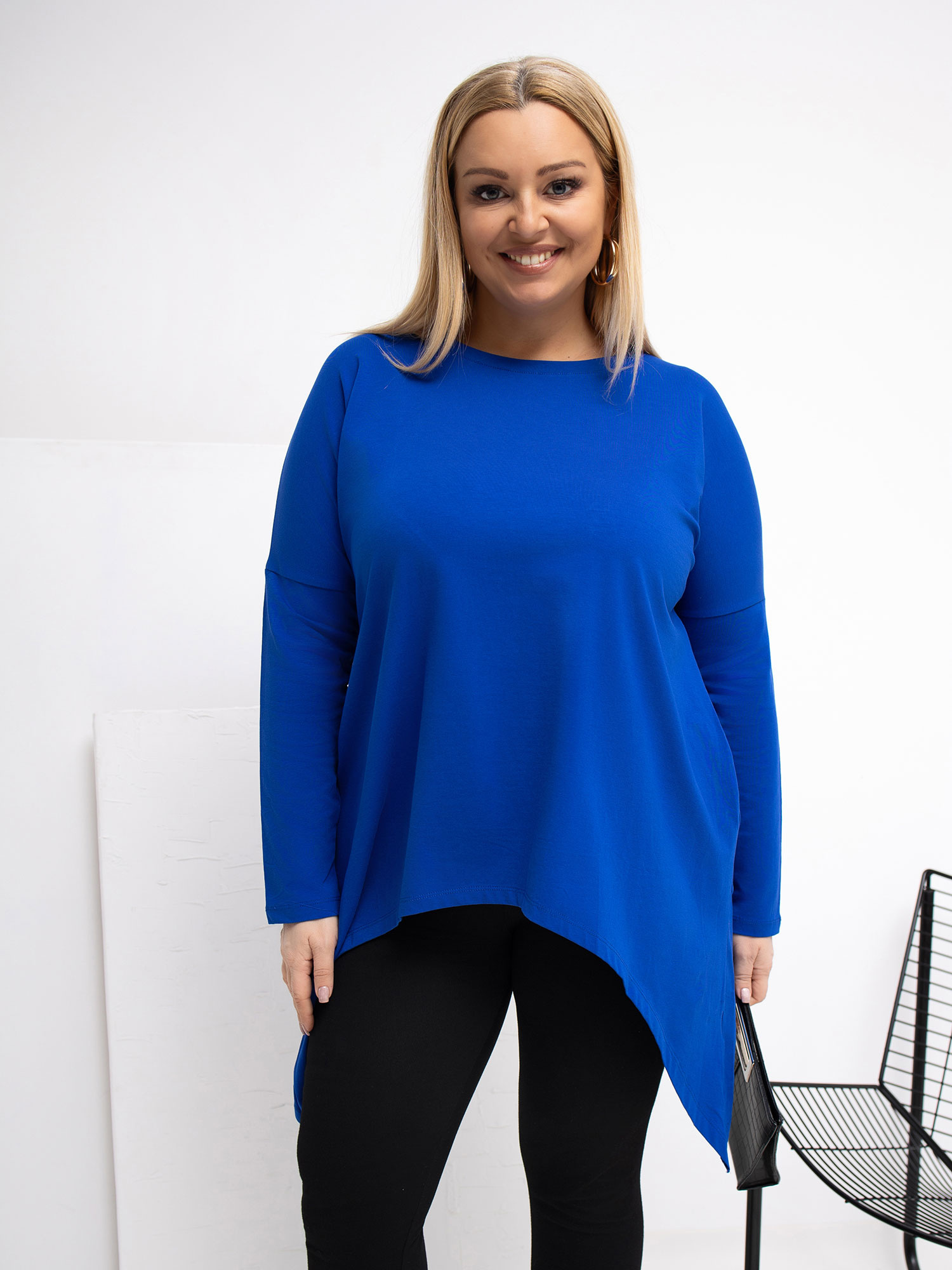 Kobaltowa bluzka plus size z dłuższym tyłem 