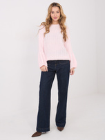 Jasnoróżowy sweter oversize o grubym splocie 