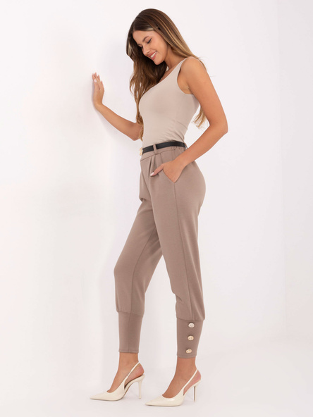 Beżowe zwężane spodnie dresowe z kieszeniami