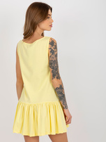 Hurt Jasnożółta mini sukienka basic bez rękawów z falbaną