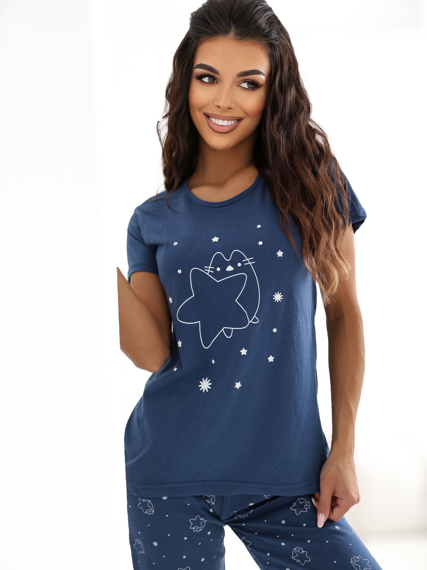 Tamsiai mėlyna moteriška pižama su 3/4 kelnėmis.
